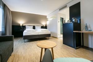 Postel nebo postele na pokoji v ubytování Montfort - das Hotel + 37 fotografií
