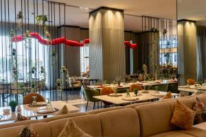 Ruang duduk di Black Diamond Hotel