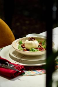 Makanan di atau berdekatan hotel