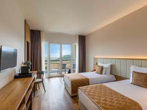TV a/nebo společenská místnost v ubytování Movenpick Resort and Spa Fruske Terme