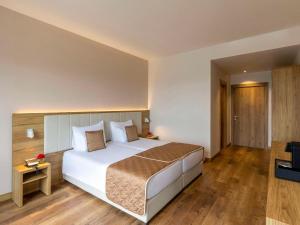 Postel nebo postele na pokoji v ubytování Movenpick Resort and Spa Fruske Terme