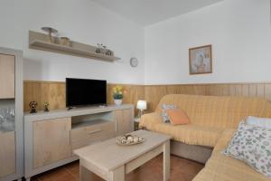 Telewizja i/lub zestaw kina domowego w obiekcie Apartamento Rocio - solo familias