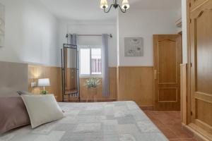 Łóżko lub łóżka w pokoju w obiekcie Apartamento Rocio - solo familias