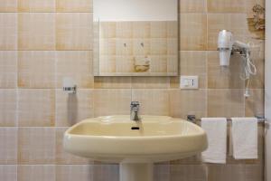 a bathroom with a sink and a mirror and towels at Casa More, Costa Volpino Ospitar in Costa Volpino +33 photos