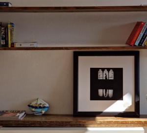 a shelf with a picture and a bowl on it at Silk Road in Venice