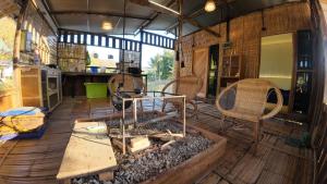 Mae Hong SonNana Pai的房屋内的房间,配有桌椅