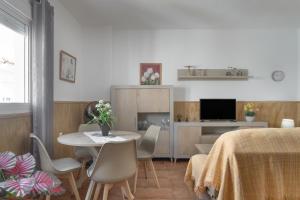Telewizja i/lub zestaw kina domowego w obiekcie Apartamento Rocio - solo familias