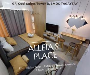 una camera da letto con un letto e una scrivania con un computer di Alleia's Place at SMDC Tagaytay a Tagaytay