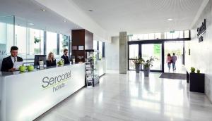 hol z osobami siedzącymi przy recepcji w obiekcie Sercotel JC1 Murcia w Murcji
