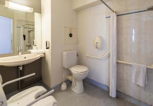 Koupelna v ubytování B&B HOTEL Montauban
