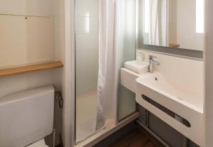 Koupelna v ubytování B&B HOTEL Montauban + 28 fotografií