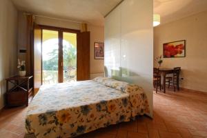 Säng eller sängar i ett rum på Le Corti Del Sole Residence