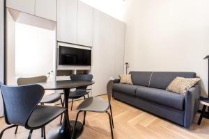 a living room with a couch and a table and chairs at Verona City Lodge in Verona