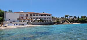 un edificio en la orilla de un cuerpo de agua en Hôtel U Paradisu, en Porticcio