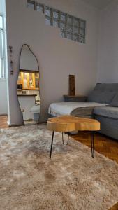 sala de estar con mesa de centro y cama en Apartment cool & chill Ipanema, en Río de Janeiro