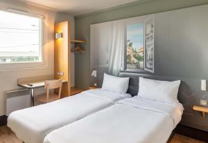 Postel nebo postele na pokoji v ubytování B&B HOTEL Lyon Grand Stade Meyzieu + 37 fotografií