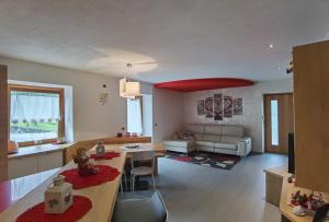 a kitchen and living room with a red ceiling at Appartamento Alessia in Commezzadura
