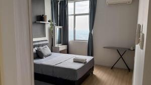 Taiping Chill Retreat Homestay near Lake Garden في تايبينغ: غرفة نوم صغيرة بها سرير ونافذة +69 صورة