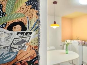 ソウルにあるJamsil Sports Complex Asan Hospital Samsung Hospital KSPO Lotte World Seokchon Lake and near subway Station 3 minutes and near to Gangnam Daechi COEX 10 minutesのリビングルーム(壁に新聞あり) +20枚の写真