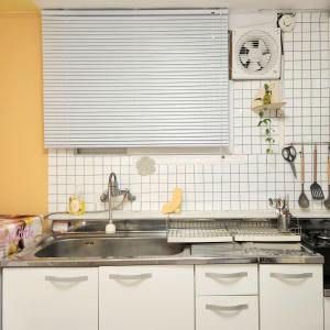 ソウルにあるJamsil Sports Complex Asan Hospital Samsung Hospital KSPO Lotte World Seokchon Lake and near subway Station 3 minutes and near to Gangnam Daechi COEX 10 minutesのキッチン(ステンレス製のシンク、白いキャビネット付)