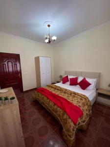 Postel nebo postele na pokoji v ubytování The Red Oasis - Luxury Villa