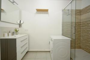 サン・トゥアンにあるParking, balcon, vue jardin à 5 minutes du metroのトイレ、洗面台、シャワー付きのバスルーム +13枚の写真