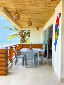 a dining room with a table and chairs and the ocean at Hermosa Suite frente al mar en Tolu-Sucre in San Silvestre