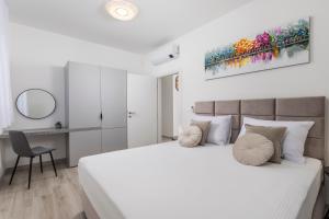 1 dormitorio blanco con 1 cama blanca grande y escritorio en Villa Santila, en Labin 29 fotos más