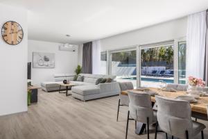 una sala de estar con un sofá y una mesa en Villa Santila, en Labin
