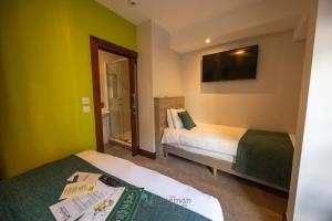 Uma cama ou camas num quarto em The Norseman Temple Bar