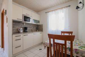 Kuchyňa alebo kuchynka v ubytovaní Helvetia Sunny Apartments