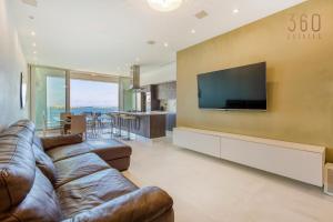 TV in/ali zabaviščno središče v nastanitvi Stunning BeachDROP 3BR home with amazing Views by 360 Estates