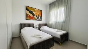 ein Zimmer mit zwei Betten und einem Fenster in der Unterkunft Luxury 4 bdr Villa Nerida in Klorakas + 18 Fotos