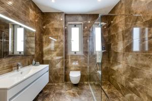 Kopalnica v nastanitvi Stunning BeachDROP 3BR home with amazing Views by 360 Estates