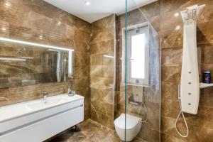 Kopalnica v nastanitvi Stunning BeachDROP 3BR home with amazing Views by 360 Estates