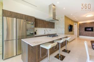 Kuhinja oz. manjša kuhinja v nastanitvi Stunning BeachDROP 3BR home with amazing Views by 360 Estates