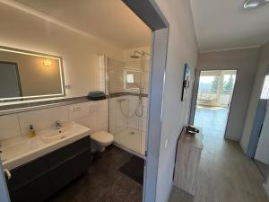 Koupelna v ubytování Haus Weitblick Ole + 29 fotografií