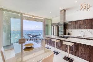 Kuhinja oz. manjša kuhinja v nastanitvi Stunning BeachDROP 3BR home with amazing Views by 360 Estates