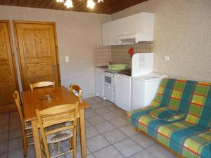 cocina y comedor con mesa y sofá en Les Oulles 9, en La Chapelle-en-Valgodemard 2 fotos más