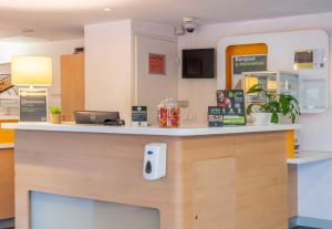 Kuchyň nebo kuchyňský kout v ubytování B&B HOTEL Annemasse Est