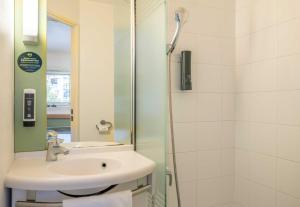 Koupelna v ubytování B&B HOTEL Annemasse Est + 23 fotografií