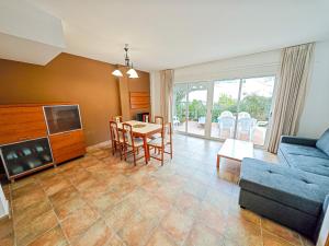 A kitchen or kitchenette at LITORAL COSTA DORADA - LAS CUMBRES Only families