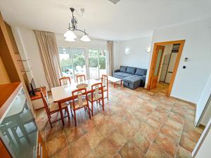 A seating area at LITORAL COSTA DORADA - LAS CUMBRES Only families