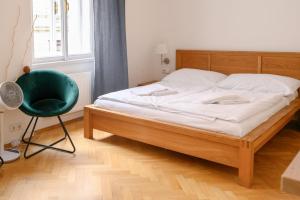 Postel nebo postele na pokoji v ubytování Cosy central apartment in Žižkov
