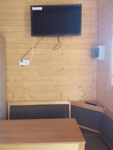 TV a/nebo společenská místnost v ubytování Domki Heno na Wichrowym Wzgórzu
