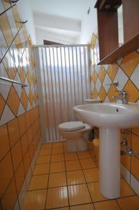 a bathroom with a toilet and a sink at Casa Blanca in Portopalo