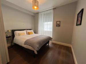 a bedroom with a bed and a window at Comfortable one-bedroom apartment Free parking space in Edinburgh +5 photos