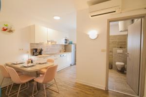 Kuchyňa alebo kuchynka v ubytovaní Helvetia Sunny Apartments