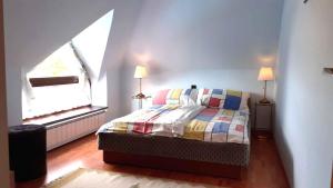 Un dormitorio con una cama con dos lámparas y una ventana. en Apartments in Gyenesdias - Balaton 18858, en Gyenesdiás