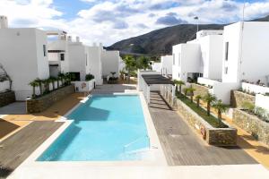 Blick auf den Pool in einem Hotel mit weißen Gebäuden in der Unterkunft Duplex jlc in Mojácar